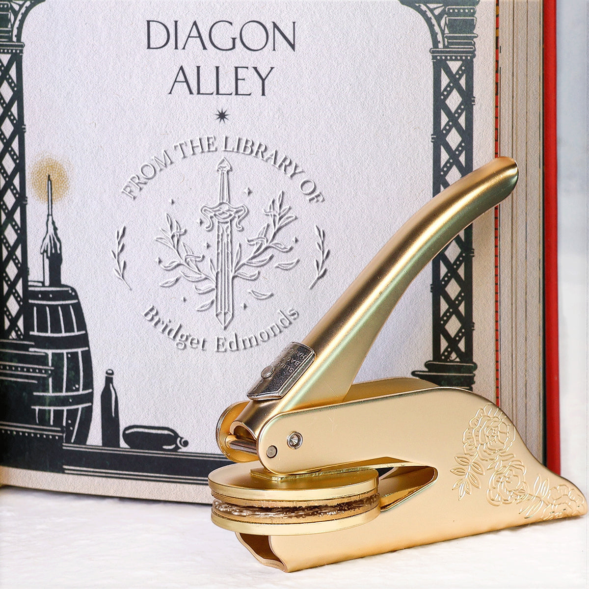 Espada del Erudito Personalizada Desde La Biblioteca Del Sello en Seco de Libros1